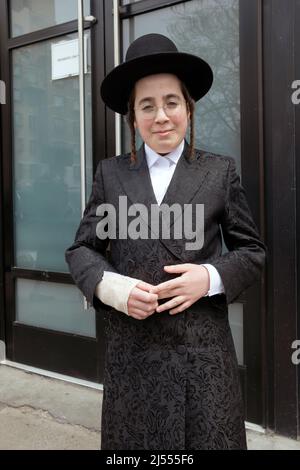 Ritratto di un teen ebreo ortodosso fuori da una sinagoga a Williamsburg, Brooklyn, New York City. Foto Stock