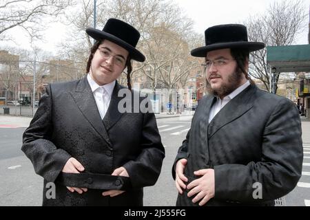 Ritratto dei fratelli ebrei Hasidic su Lee Avenue durante la festa della Pasqua. A Brooklyn, New York. Foto Stock