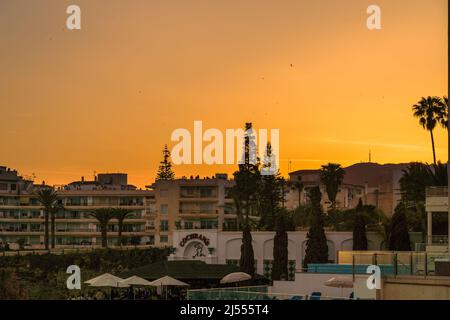 Bel tramonto d'arancio a Nerja , Spagna, Costa del Sol. Vista del balcone delle urbanizzazioni e dei bar d'Europa. Colori arancio cielo. Foto Stock