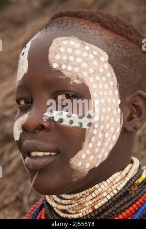 Giovani Karo donna con un sacco di colorati collane, labbro piercing e pitture facciali, Omo river valley, sud Etiopia Foto Stock