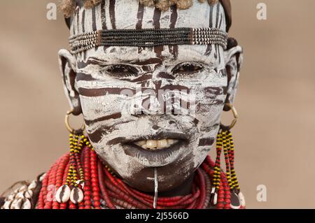 Ritratto di una donna Karo con dipinti del viso e il labbro piercing, Omo river valley, sud Etiopia Foto Stock