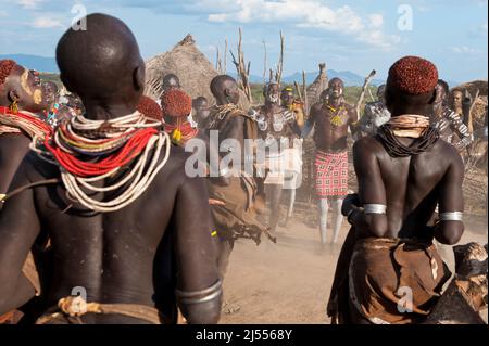 Karo persone con dipinti del corpo che partecipano in una danza tribale cerimonia, Omo river Valley, sud Etiopia Foto Stock