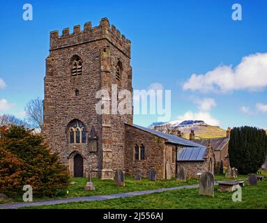 La chiesa del villaggio di Horton a Ribblesdae con Pen-y-Ghent giustapposto in lontananza, completa di un modello di neve residua Foto Stock