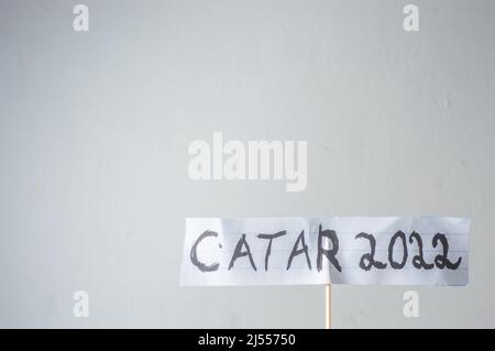 Qatar 2022 , scritto in portoghese brasiliano, su sfondo bianco azinzentado. Foto Stock