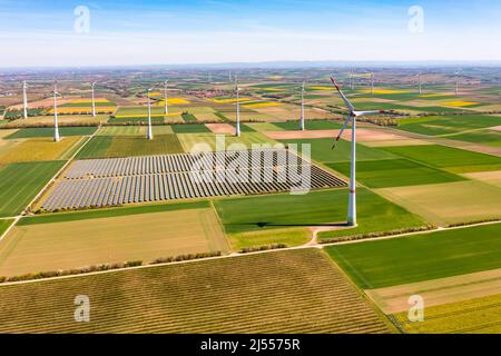 Vista aerea delle turbine eoliche e dei pannelli solari di un parco solare tra campi nella Renania-Palatinato, Germania Foto Stock