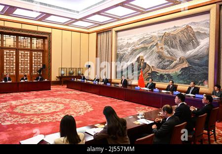 Pechino, Cina. 20th Apr 2022. Li Zhanshu, presidente del National People's Congress (NPC) Standing Committee, tiene una videoconversazione con l'oratore del parlamento malawi, Catherine Gotani Hara, nella Grande Sala del Popolo di Pechino, capitale della Cina, il 20 aprile 2022. Credit: Rao Aimin/Xinhua/Alamy Live News Foto Stock