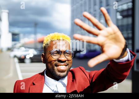 happy latino spagna fashion manager a marsala giacca in città all'aperto soleggiata estate buona giornata Foto Stock