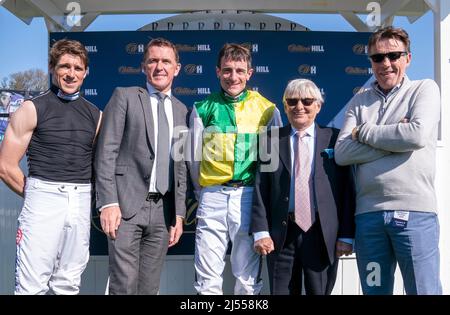 (Da sinistra a destra) Harry Skelton, Sir AP McCoy, Brian Hughes, Willie Carson e Peter Scudamore dopo che il campione eletto di jockey ha vinto la sua vittoria stagionale 200th all'ippodromo di Perth. Data foto: Mercoledì 20 aprile 2022. Foto Stock