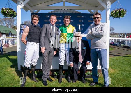 (Da sinistra a destra) Harry Skelton, Sir AP McCoy, Brian Hughes, Willie Carson e Peter Scudamore dopo che il campione eletto di jockey ha vinto la sua vittoria stagionale 200th all'ippodromo di Perth. Data foto: Mercoledì 20 aprile 2022. Foto Stock