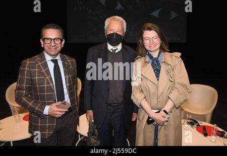 20 aprile 2022, Italia, Venedig: Marco Toson, Console onorario di Ucraina per il Veneto (l-r), Roberto Cicutto, Presidente della Biennale di Venezia, e curatore Lizaveta tedesco si esibono dopo la conferenza stampa in cui è stato presentato il Padiglione ucraino. L'Ucraina è rappresentata dall'artista Pavlo Makov e dalla sua installazione cinetica "Fontana dell'esaurimento. Acqua alta' nel Padiglione ucraino dell'Arsenale. Il disegnatore e scultore ucraino ha detto alla dpa di Venezia che "il nostro destino è deciso in prima fila, non qui". Ha detto che non può ottenere nulla per la pace con il suo lavoro. 'Posso solo vendere loro e g Foto Stock