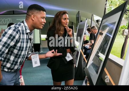 Johannesburg, Sudafrica - 16 febbraio 2017: Persone diverse che guardano la pittura in galleria d'arte Foto Stock