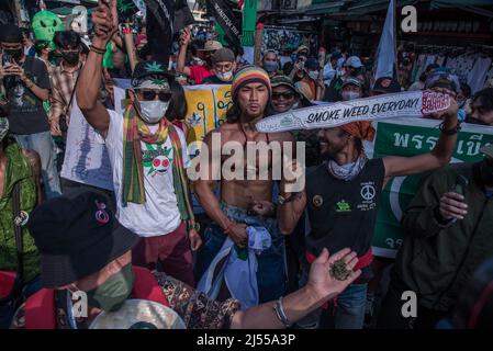 Bangkok, Thailandia, 20/04/2022, la gente ha visto gesturing durante la manifestazione. Gli attivisti thailandesi hanno marciato dal Monumento alla democrazia alla Khaosan Road per celebrare la Giornata Mondiale della Cannabis e promuovere l'uso ricreativo della marijuana in Thailandia. Le autorità thailandesi hanno un piano per rimuovere la cannabis e la canapa dalla lista dei narcotici del paese, una mossa storica che ha posto fine a decenni di proibizione, Consentire alle persone di coltivare la pianta per il consumo personale che è stato utilizzato in medicina tradizionale e cucina dal 09 giugno 2022, ma rimane vietato per uso ricreativo. Foto Stock