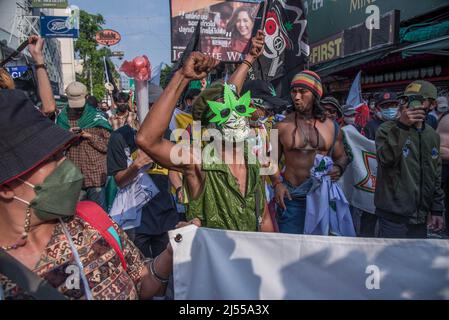 Bangkok, Thailandia, 20/04/2022, la gente ha visto gesturing durante la manifestazione. Gli attivisti thailandesi hanno marciato dal Monumento alla democrazia alla Khaosan Road per celebrare la Giornata Mondiale della Cannabis e promuovere l'uso ricreativo della marijuana in Thailandia. Le autorità thailandesi hanno un piano per rimuovere la cannabis e la canapa dalla lista dei narcotici del paese, una mossa storica che ha posto fine a decenni di proibizione, Consentire alle persone di coltivare la pianta per il consumo personale che è stato utilizzato in medicina tradizionale e cucina dal 09 giugno 2022, ma rimane vietato per uso ricreativo. Foto Stock