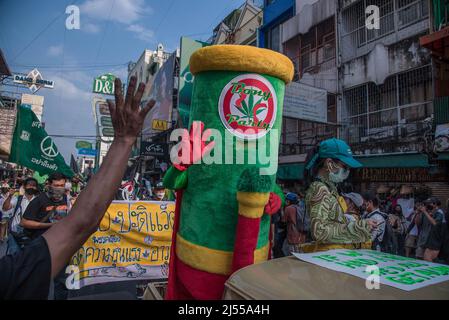 Bangkok, Thailandia, 20/04/2022, una mascotte evento visto durante la dimostrazione su Khao San Road. Gli attivisti thailandesi hanno marciato dal Monumento alla democrazia alla Khaosan Road per celebrare la Giornata Mondiale della Cannabis e promuovere l'uso ricreativo della marijuana in Thailandia. Le autorità thailandesi hanno un piano per rimuovere la cannabis e la canapa dalla lista dei narcotici del paese, una mossa storica che ha posto fine a decenni di proibizione, Consentire alle persone di coltivare la pianta per il consumo personale che è stato utilizzato in medicina tradizionale e cucina dal 09 giugno 2022, ma rimane vietato per uso ricreativo. Foto Stock