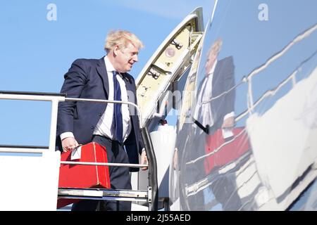 Il primo Ministro Boris Johnson si è a bordo di un aereo all'Aeroporto di Stansted mentre parte per una visita in India. Data foto: Mercoledì 20 aprile 2022. Foto Stock