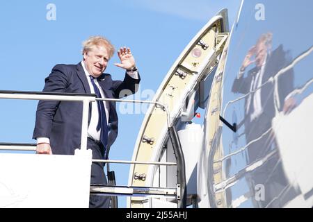 Il primo Ministro Boris Johnson si è a bordo di un aereo all'Aeroporto di Stansted mentre parte per una visita in India. Data foto: Mercoledì 20 aprile 2022. Foto Stock