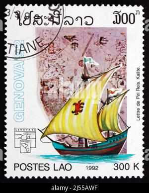 LAOS - CIRCA 1992: Un francobollo stampato in Laos mostra la nave a vela e la mappa di Piri Reis, ammiraglio ottomano, geografo e cartografo, circa 1992 Foto Stock