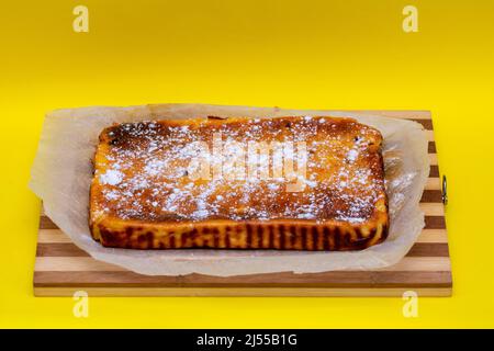 Torta al formaggio di Pasqua o pasca tradizionalmente fatta in casa Foto Stock