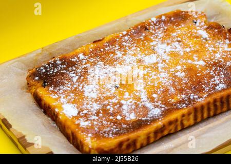 Torta al formaggio di Pasqua o pasca tradizionalmente fatta in casa Foto Stock
