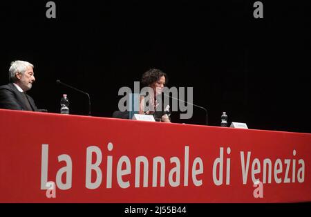 Venedig, Italia. 20th Apr 2022. Roberto Cicutto, Presidente della Biennale di Venezia (l-r) e curatrice Cecilia Alemani della Biennale d'Arte di Venezia 59th, si sono seduti sul palco del Teatro piccolo Arsenale durante la conferenza stampa della Biennale d'Arte 59th. Credit: Felix Hörhager/dpa/Alamy Live News Foto Stock