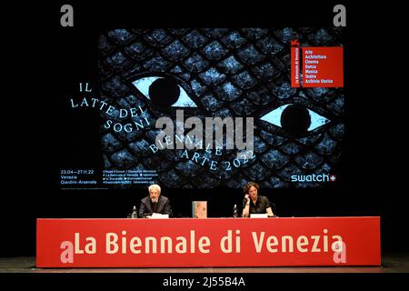 Venedig, Italia. 20th Apr 2022. Roberto Cicutto, Presidente della Biennale di Venezia (l-r) e curatrice Cecilia Alemani della Biennale d'Arte di Venezia 59th, si sono seduti sul palco del Teatro piccolo Arsenale durante la conferenza stampa della Biennale d'Arte 59th. Credit: Felix Hörhager/dpa/Alamy Live News Foto Stock