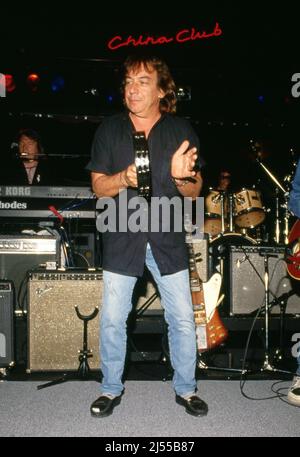 Eric Burdon si esibisce con Robbie Krieger al China Club nel 1990. Credito: Ralph Dominguez/MediaPunch Foto Stock