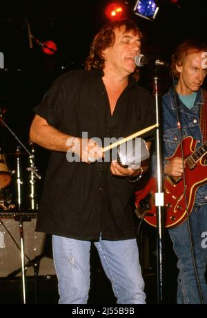 Eric Burdon si esibisce con Robbie Krieger al China Club nel 1990. Credito: Ralph Dominguez/MediaPunch Foto Stock