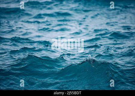 Onda d'acqua ondulato con nebbia mattutina. Foto Stock