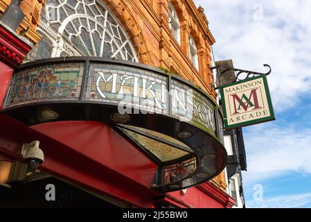 Wigan, Inghilterra - Regno Unito - 15th marzo 2022: Vecchio segno dalla galleria di Makison, costruito nel 1887, nel centro di Wigan. Foto Stock