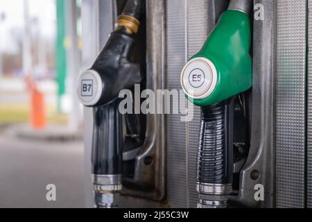 Tubi arancioni della pompa benzina in una stazione di gas Foto stock - Alamy