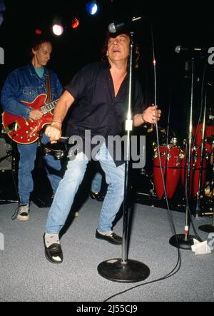 Eric Burdon si esibisce con Robbie Krieger al China Club nel 1990. Credito: Ralph Dominguez/MediaPunch Foto Stock