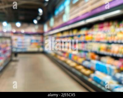 Negozio di alimentari blur bokeh sfondo - acquirenti al negozio di alimentari con luci sfocate. Supermercato sfocato sfondo con bokeh, astratto sfocatura e de Foto Stock