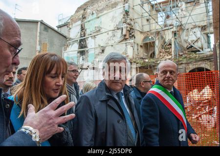 Caldarola, Macerata, Italia 02/02/2019: Inaugurazione del nuovo Istituto scolastico 'De Magistris' realizzata grazie al contributo dei membri del COOP. Nella foto il Presidente del Parlamento europeo Antonio Tajani con il sindaco Luca Giuseppetti visita la zona rossa. ©Andrea Sabbadini Foto Stock