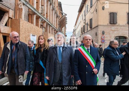 Caldarola, Macerata, Italia 02/02/2019: Inaugurazione del nuovo Istituto scolastico 'De Magistris' realizzata grazie al contributo dei membri del COOP. Nella foto il Presidente del Parlamento europeo Antonio Tajani con il sindaco Luca Giuseppetti visita la zona rossa. ©Andrea Sabbadini Foto Stock