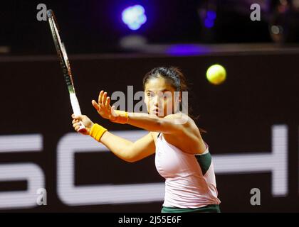 Stoccarda, Germania, 20th aprile 2022. Il tennista britannico Emma Raducanuin è in azione al Porsche Tennis Grand Prix 2022 di Stoccarda mercoledì 20 aprile 20212 © Juergen Hasenkopf / Alamy Live News Foto Stock