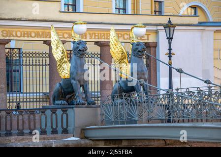 ST. PETERSBURG, RUSSIA - 03 APRILE 2022: Sculture di Griffin sul Ponte della Banca. San Pietroburgo Foto Stock