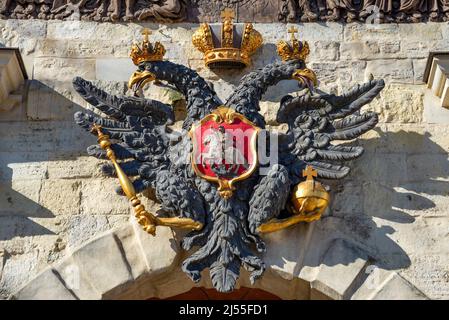 ST. PETERSBURG, RUSSIA - 03 APRILE 2022: Un'aquila a due teste sopra la porta di Petrovsky. Fortezza di Pietro e Paolo, San Pietroburgo Foto Stock