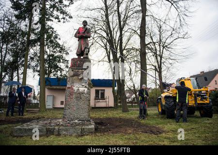 20 aprile 2022, Siedlec, Grande Polonia, Wielkopolskie, Polonia: Il monumento di un soldato dell'Armata Rossa cosparso di vernice rossa è in fase di smantellamento a Siedlec. Il monumento di un soldato dell'esercito rosso a Siedlec, commemorando i soldati russi (ex sovietici) uccisi in combattimento contro i tedeschi nel 1945 nella zona di Wolsztyn, è stato smantellato e rimosso dal suo plinto. Questa è un'altra fase di de-comunitarizzazione annunciata dall'Istituto di memoria Nazionale (IPN). Il 20th aprile, un totale di tre monumenti dell'Armata Rossa sono scomparsi dallo spazio pubblico, di cui due a Wielkopolska (Grande Polonia voi Foto Stock