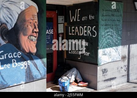 Seattle, Stati Uniti. 15th Apr 2022. Una persona senza tetto che dorme in una porta su 1st e Pike Street. Foto Stock