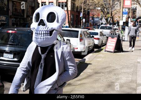Seattle, Stati Uniti. 15th Apr 2022. Una persona che indossa una gigantesca maschera a scheletro in Pioneer Square. Foto Stock