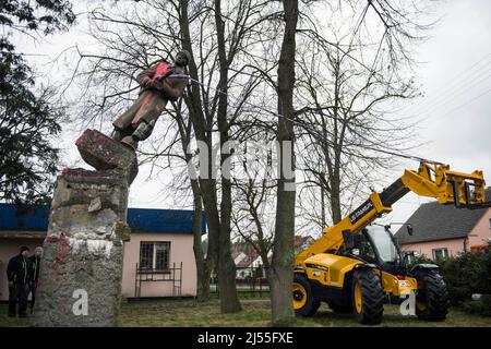 20 aprile 2022, Siedlec, Grande Polonia, Wielkopolskie, Polonia: Il monumento di un soldato dell'Armata Rossa cosparso di vernice rossa è in fase di smantellamento a Siedlec. Il monumento di un soldato dell'esercito rosso a Siedlec, commemorando i soldati russi (ex sovietici) uccisi in combattimento contro i tedeschi nel 1945 nella zona di Wolsztyn, è stato smantellato e rimosso dal suo plinto. Questa è un'altra fase di de-comunitarizzazione annunciata dall'Istituto di memoria Nazionale (IPN). Il 20th aprile, un totale di tre monumenti dell'Armata Rossa sono scomparsi dallo spazio pubblico, di cui due a Wielkopolska (Grande Polonia voi Foto Stock