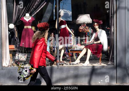Seattle, Stati Uniti. 15th Apr 2022. Una persona elegante che passa un negozio in Pionner Square. Foto Stock