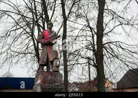 20 aprile 2022, Siedlec, Grande Polonia, Wielkopolskie, Polonia: Il monumento di un soldato dell'Armata Rossa cosparso di vernice rossa è visto a Siedlec prima del suo smantellamento. Il monumento di un soldato dell'esercito rosso a Siedlec, commemorando i soldati russi (ex sovietici) uccisi in combattimento contro i tedeschi nel 1945 nella zona di Wolsztyn, è stato smantellato e rimosso dal suo plinto. Questa è un'altra fase di de-comunitarizzazione annunciata dall'Istituto di memoria Nazionale (IPN). Il 20th aprile, un totale di tre monumenti dell'Armata Rossa sono scomparsi dallo spazio pubblico, di cui due a Wielkopolska (maggiore P Foto Stock