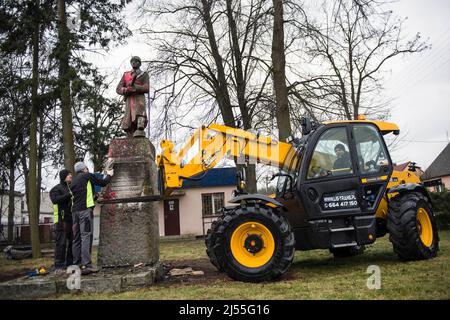 20 aprile 2022, Siedlec, Grande Polonia, Wielkopolskie, Polonia: Il monumento di un soldato dell'Armata Rossa cosparso di vernice rossa è visto a Siedlec durante il suo smantellamento. Il monumento di un soldato dell'esercito rosso a Siedlec, commemorando i soldati russi (ex sovietici) uccisi in combattimento contro i tedeschi nel 1945 nella zona di Wolsztyn, è stato smantellato e rimosso dal suo plinto. Questa è un'altra fase di de-comunitarizzazione annunciata dall'Istituto di memoria Nazionale (IPN). Il 20th aprile, un totale di tre monumenti dell'Armata Rossa sono scomparsi dallo spazio pubblico, di cui due a Wielkopolska (maggiore P Foto Stock