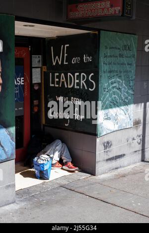 Seattle, Stati Uniti. 15th Apr 2022. Una persona senza tetto che dorme in una porta su 1st e Pike Street. Foto Stock