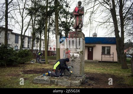 20 aprile 2022, Siedlec, Grande Polonia, Wielkopolskie, Polonia: Il monumento di un soldato dell'Armata Rossa cosparso di vernice rossa è visto a Siedlec durante il suo smantellamento. Il monumento di un soldato dell'esercito rosso a Siedlec, commemorando i soldati russi (ex sovietici) uccisi in combattimento contro i tedeschi nel 1945 nella zona di Wolsztyn, è stato smantellato e rimosso dal suo plinto. Questa è un'altra fase di de-comunitarizzazione annunciata dall'Istituto di memoria Nazionale (IPN). Il 20th aprile, un totale di tre monumenti dell'Armata Rossa sono scomparsi dallo spazio pubblico, di cui due a Wielkopolska (maggiore P Foto Stock