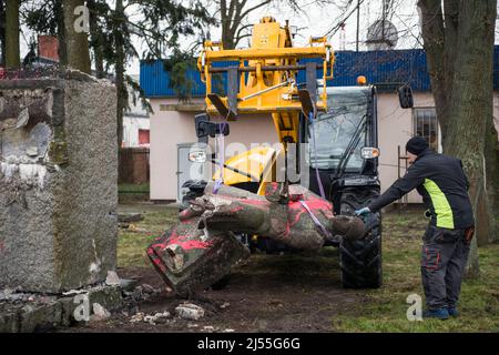 20 aprile 2022, Siedlec, Grande Polonia, Wielkopolskie, Polonia: Il monumento di un soldato dell'Armata Rossa cosparso di vernice rossa viene portato via dopo il suo smantellamento. Il monumento di un soldato dell'esercito rosso a Siedlec, commemorando i soldati russi (ex sovietici) uccisi in combattimento contro i tedeschi nel 1945 nella zona di Wolsztyn, è stato smantellato e rimosso dal suo plinto. Questa è un'altra fase di de-comunitarizzazione annunciata dall'Istituto di memoria Nazionale (IPN). Il 20th aprile, un totale di tre monumenti dell'Armata Rossa sono scomparsi dallo spazio pubblico, di cui due a Wielkopolska (Polan maggiore) Foto Stock