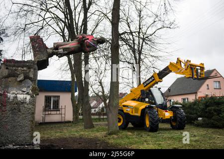 20 aprile 2022, Siedlec, Grande Polonia, Wielkopolskie, Polonia: Il monumento di un soldato dell'Armata Rossa cosparso di vernice rossa è in fase di smantellamento a Siedlec. Il monumento di un soldato dell'esercito rosso a Siedlec, commemorando i soldati russi (ex sovietici) uccisi in combattimento contro i tedeschi nel 1945 nella zona di Wolsztyn, è stato smantellato e rimosso dal suo plinto. Questa è un'altra fase di de-comunitarizzazione annunciata dall'Istituto di memoria Nazionale (IPN). Il 20th aprile, un totale di tre monumenti dell'Armata Rossa sono scomparsi dallo spazio pubblico, di cui due a Wielkopolska (Grande Polonia voi Foto Stock