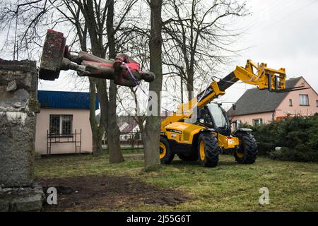 20 aprile 2022, Siedlec, Grande Polonia, Wielkopolskie, Polonia: Il monumento di un soldato dell'Armata Rossa cosparso di vernice rossa è in fase di smantellamento a Siedlec. Il monumento di un soldato dell'esercito rosso a Siedlec, commemorando i soldati russi (ex sovietici) uccisi in combattimento contro i tedeschi nel 1945 nella zona di Wolsztyn, è stato smantellato e rimosso dal suo plinto. Questa è un'altra fase di de-comunitarizzazione annunciata dall'Istituto di memoria Nazionale (IPN). Il 20th aprile, un totale di tre monumenti dell'Armata Rossa sono scomparsi dallo spazio pubblico, di cui due a Wielkopolska (Grande Polonia voi Foto Stock