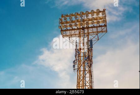 Il faretto dello stadio si trova sullo sfondo del cielo blu. Foto Stock